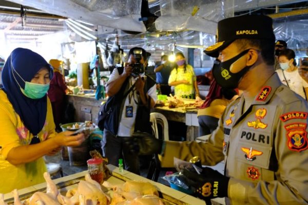 pimpin operasi pendisiplinan prokes kapolda kaltim dan pangdam vi mulawarman bagikan ribuan masker ke pedagang 30439