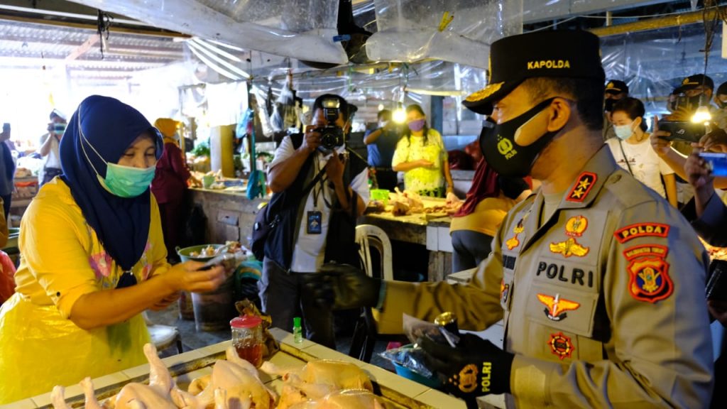 pimpin operasi pendisiplinan prokes kapolda kaltim dan pangdam vi mulawarman bagikan ribuan masker ke pedagang 30439