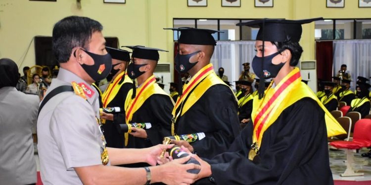 pimpin wisuda 293 taruna akpol kapolri jangan berhenti belajar dan meningkatkan kapasitas diri 34667