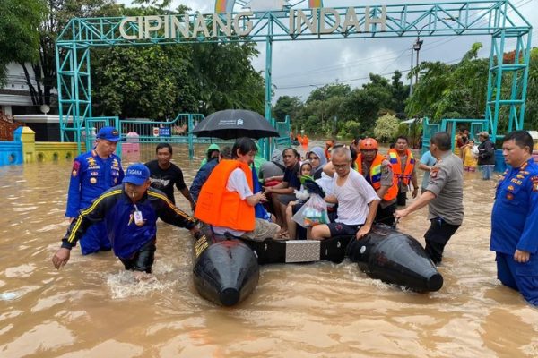 polair baharkam bantu warga di lokasi banjir cipinang melayu 30618