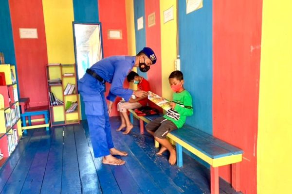 polair polda kalteng sediakan pondok baca melek huruf untuk para pelajar 17989