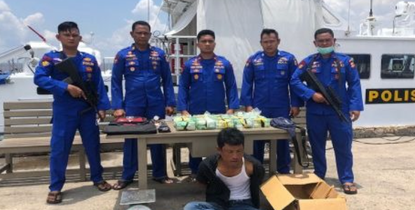 polair riau successfully arrest a drug smuggler who carries 15kg of drugs 45685