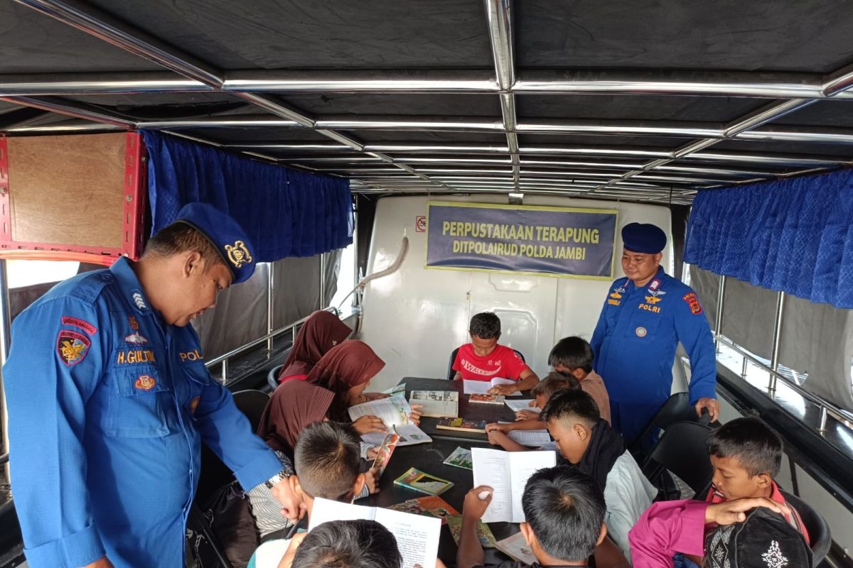 polairud polda jambi hadirkan kapal perpustakaan terapung misi literasi di sungai batanghari 84385