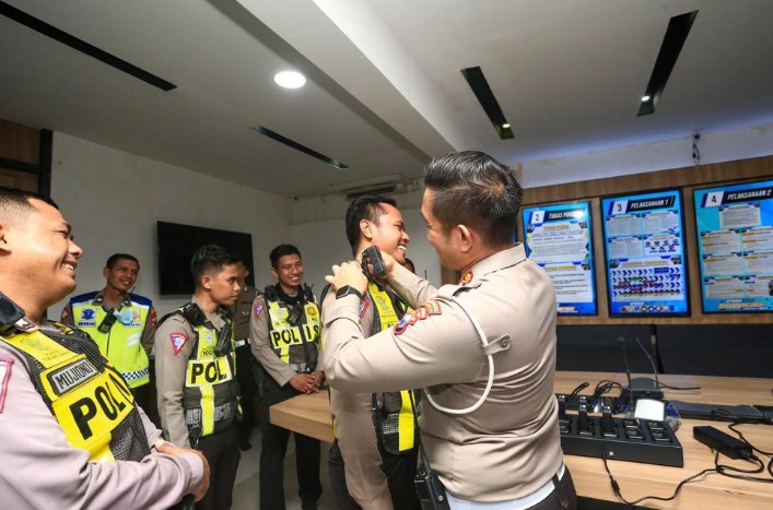 polantas surabaya kini dipasangi kamera bodi dan gps 64903