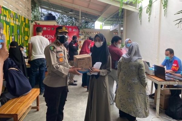 polda aceh bekerja sama dengan polresta banda aceh dan idi aceh gelar gerai vaksin di warkop 34407