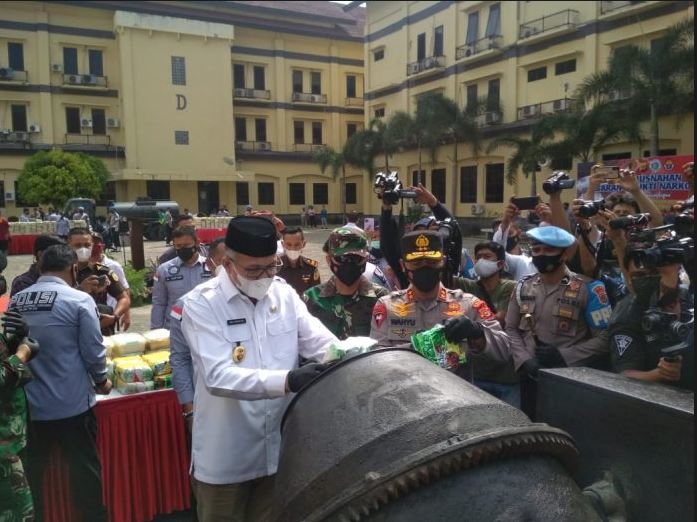 polda aceh musnahkan narkoba jenis sabu sebanyak 4049 kg 16049