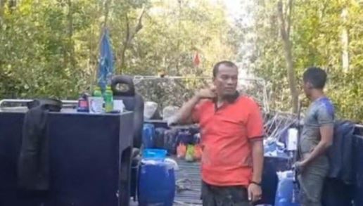 polda babel berhasil amankan sebuah kapal penyelundup berkecepatan tinggi di perbatasan perairan oki 16287