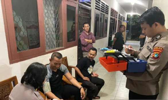 polda babel beri pelayanan kesehatan keliling bagi petugas penyelenggara pemilu 2024 70272