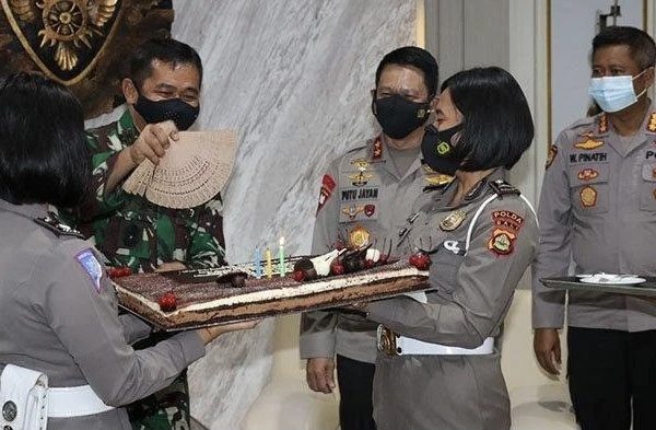 polda bali beri kejutan rayakan hut ke 64 kodam ix udayana 9247