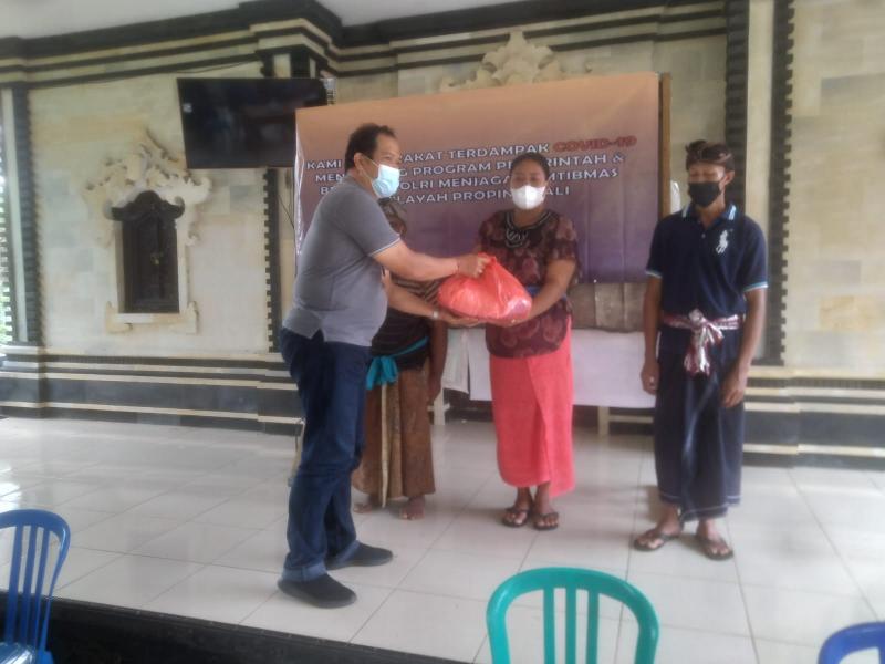 polda bali berikan paket sembako dan alat pertanian di kabupaten jembrana 9867
