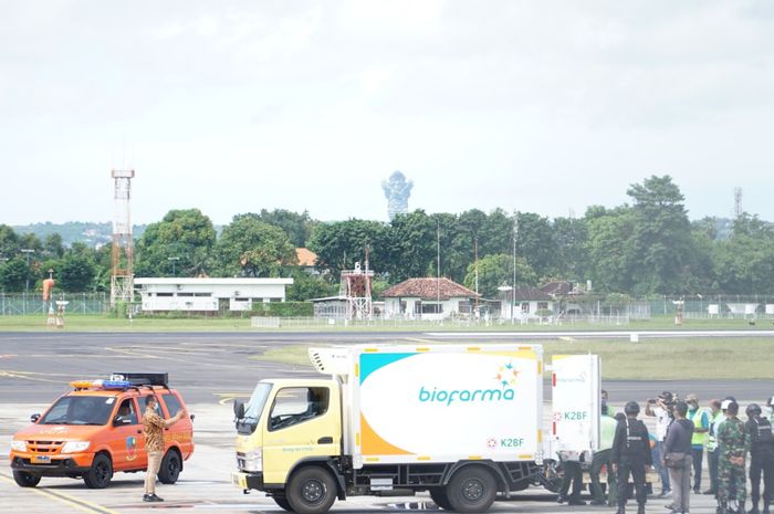polda bali kawal kedatangan 10 ribu vaksin covid 19 30927
