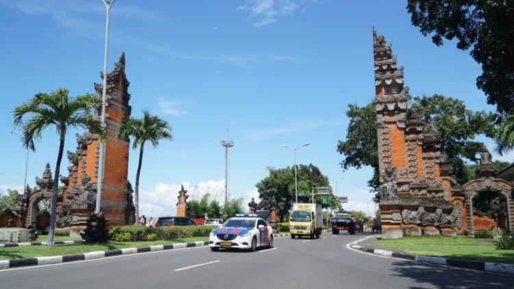 polda bali kembali kawal kedatangan vaksin covid 19 18130