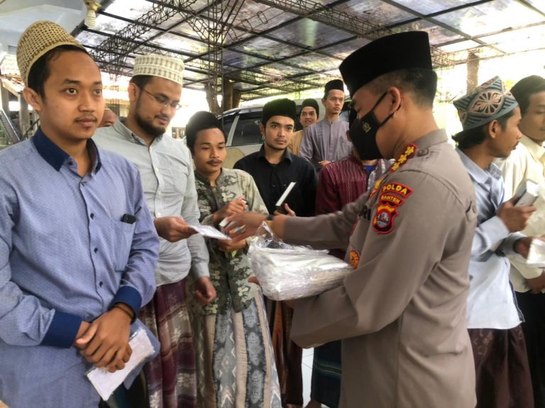 polda banten bagi bagi masker kepada santri raudhatul ulum 30969