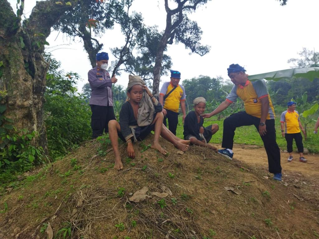 polda banten berikan bansos kepada masyarakat baduy dalam 9597