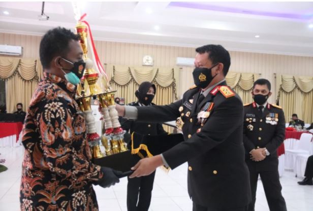 polda banten berikan penghargaan kepada desa pemenang lomba ppkm mikro 29122