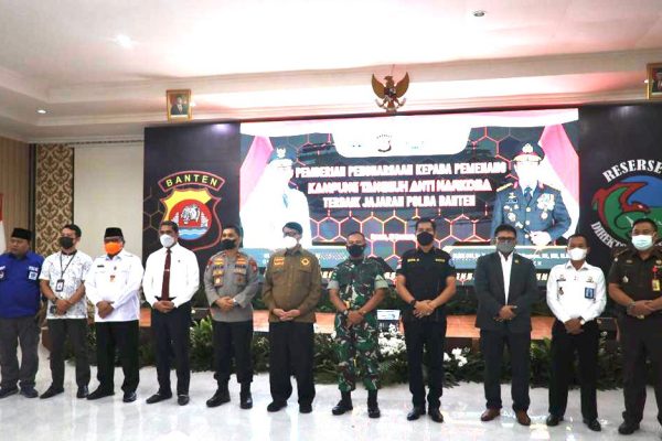polda banten berikan penghargaan kepada pemenang kampung tangguh anti narkoba 25337