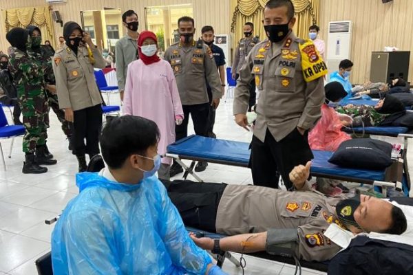 polda banten bersama tni gelar donor darah sambut hut ri 11358