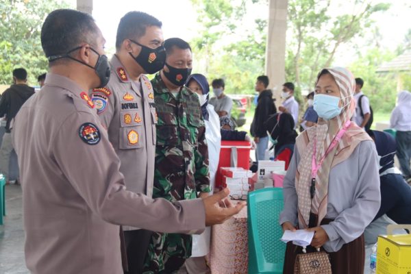 polda banten dan akabri 99 banten vaksin 730 santri di baros 24698