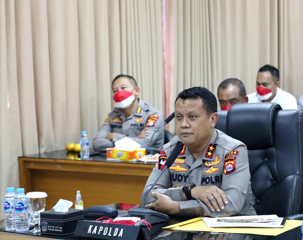 polda banten dan polres jajaran targetkan sebanyak 19 500 orang di vaksin per hari 9563
