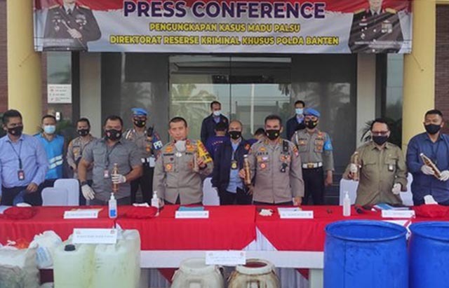 polda banten gelar press conference terkait pengungkapan kasus madu palsu 32618