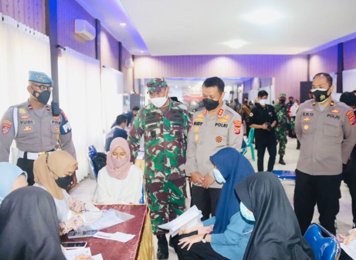 polda banten gelar vaksinasi go to school di smk negeri 1 kota serang 37377