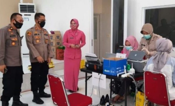 polda banten gelar vaksinasi massal 1 610 orang telah divaksin 28893