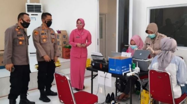 polda banten gelar vaksinasi massal 1 610 orang telah divaksin 28893
