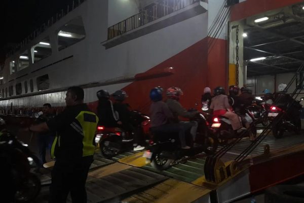 polda banten lakukan pengawalan bagi pemudik sepeda motor dari pelabuhan di arus balik 72511