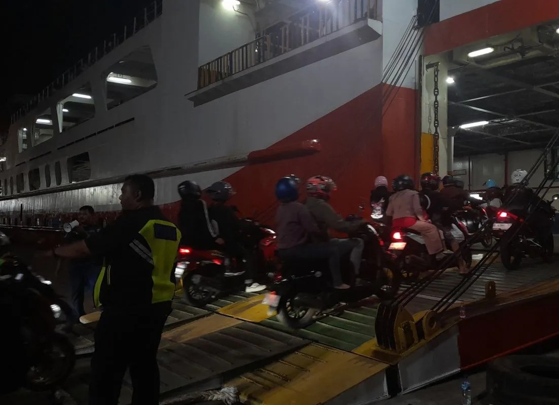 polda banten lakukan pengawalan bagi pemudik sepeda motor dari pelabuhan di arus balik 72511
