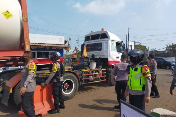 polda banten perketat akses wisatawan masuk wilayah anyer 28425