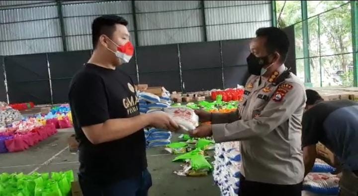 polda banten terima bantuan beras peduli covid dari gama group banten 9433