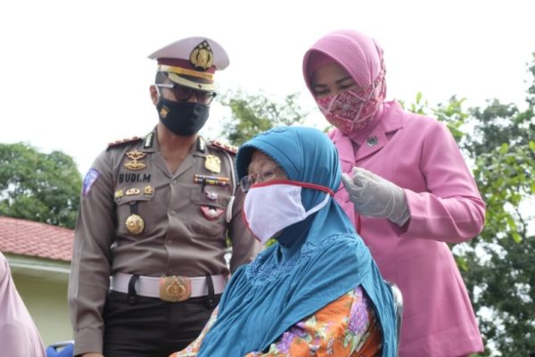 polda bengkulu bagikan paket sembako dan masker di panti sosial trisna werdha 11120