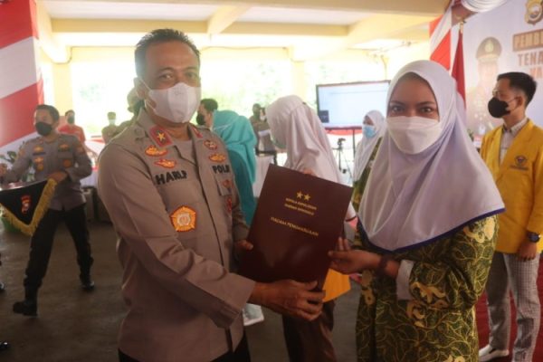 polda bengkulu beri 970 vaksinator penghargaan 24774