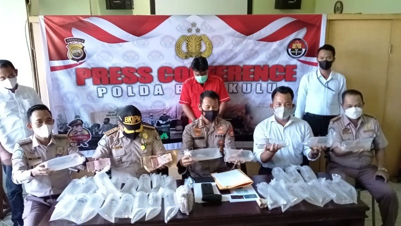 polda bengkulu gelar press conference pengungkapan penyeludupan sebanyak 15 ribu benih benur 28585