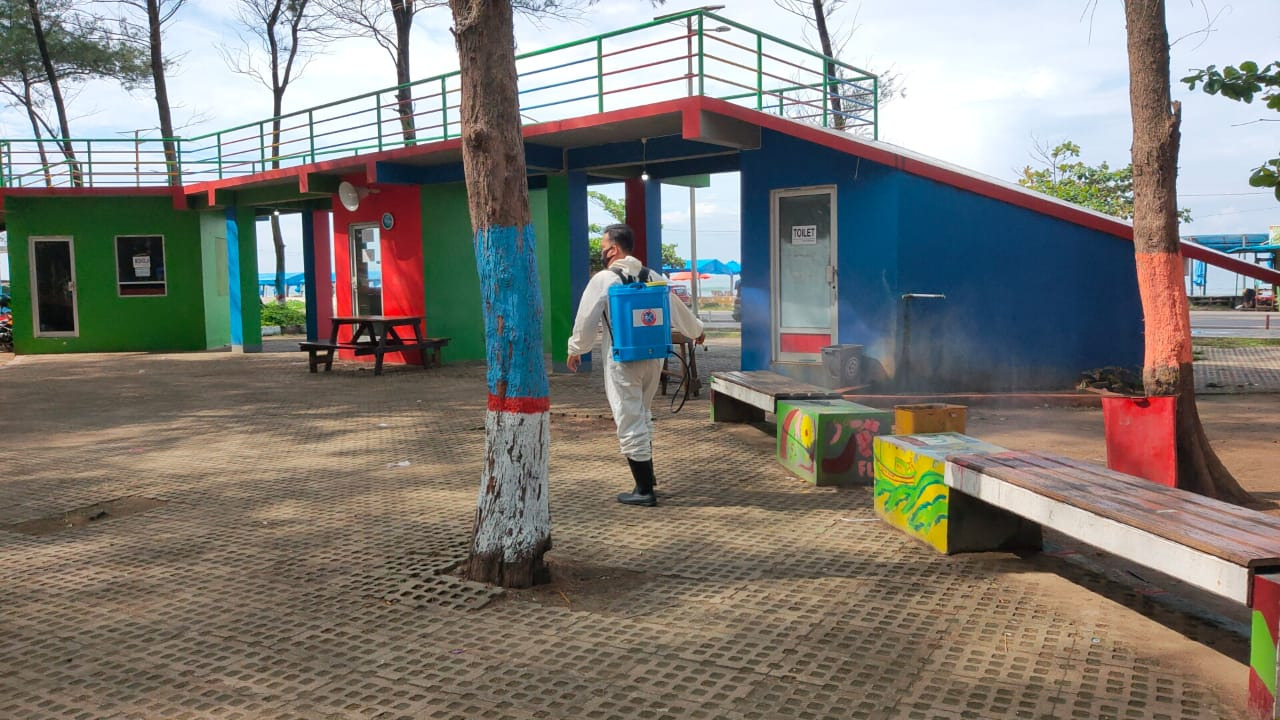 polda bengkulu lakukan penyemprotan disinfektan di taman wisata pantai berkas 36584