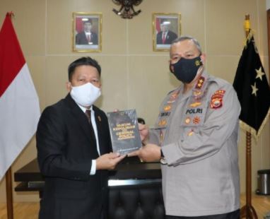 polda bengkulu raih presisi award serbuan vaksinasi massal 9516