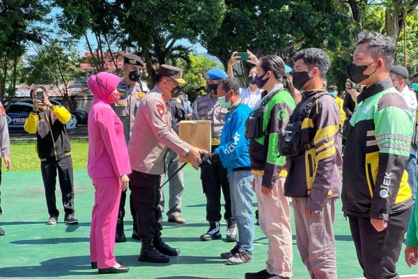 polda gorontalo bagikan 3300 paket sembako kepada masyarakat yang terkena dampak penyesuaian harga bbm 49706
