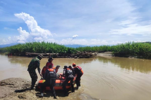 polda gorontalo berhasil mengevakuasi korban yang terseret arus sungai 45139
