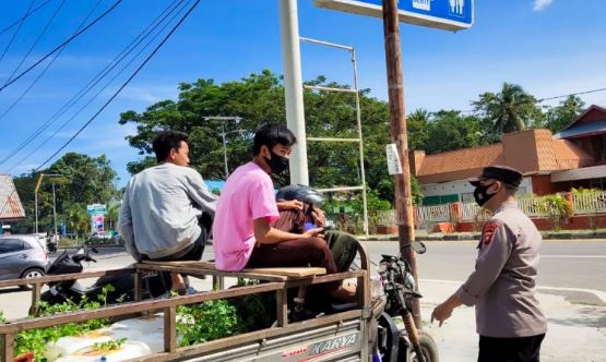 polda gorontalo kendalikan penularan covid 19 di pasar tradisional 11964