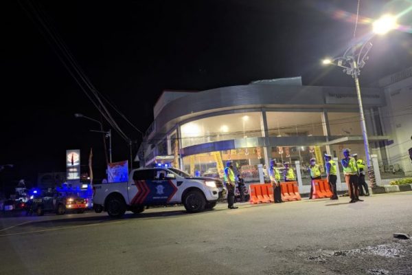 polda gorontalo perkecil mobilitas masyarakat melalui penyekatan ruas jalan 9506
