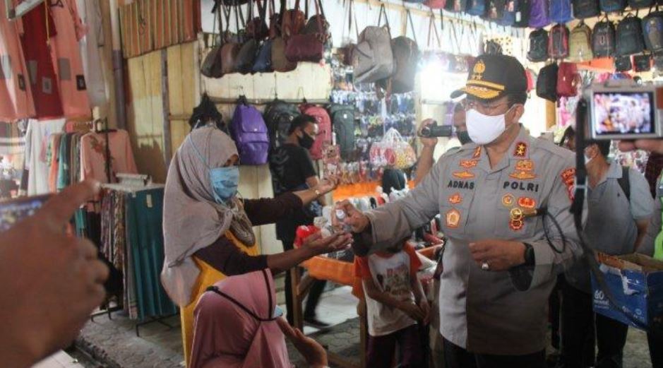 polda gorontalo produksi 10 000 botol hand sanitizer dari miras captikus untuk dibagikan kepada masyarakat 11298