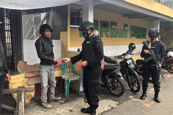 polda jabar bagikan masker gratis kepada warga cipanas 36825