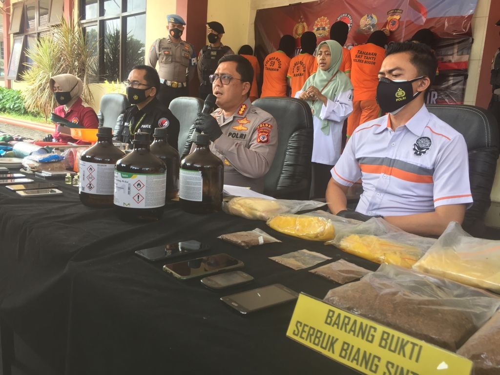 polda jabar berhasil ungkap peredaran narkoba tembakau sintetis asal china 16453