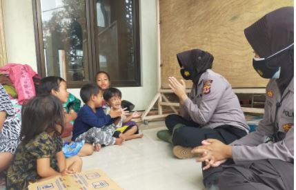polda jabar berikan trauma healing korban banjir bandang garut 37201