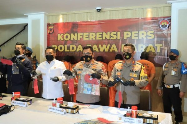 polda jabar gelar konferensi pers terkait pengungkapan pelaku perampokan bersenjata di cikampek 25312