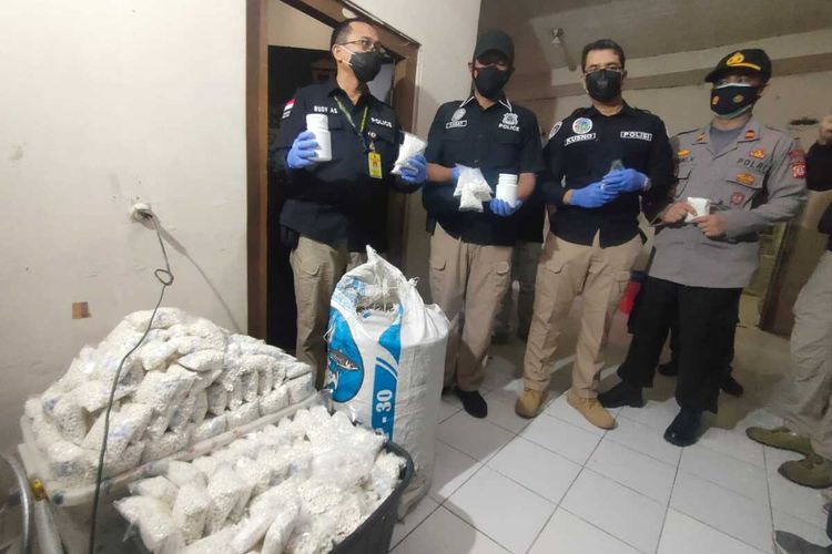 polda jabar gerebek rumah produksi 21 juta butir pil illegal di sumedang 16400