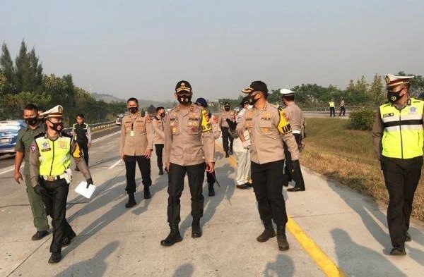 polda jabar lakukan olah tkp penyebab kecelakaan maut di tol cipali 19544