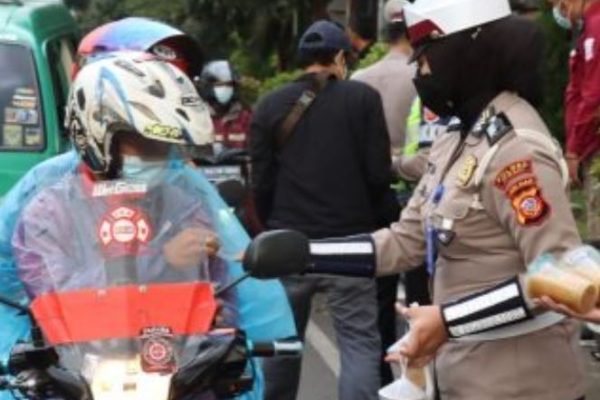 polda jabar shares snacks to drivers along the road 45633