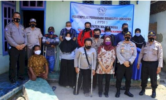 polda jabar sosialisasi 3m dan berikan bansos kepada perkumpulan penyandang disabilitas di majalengka 12894