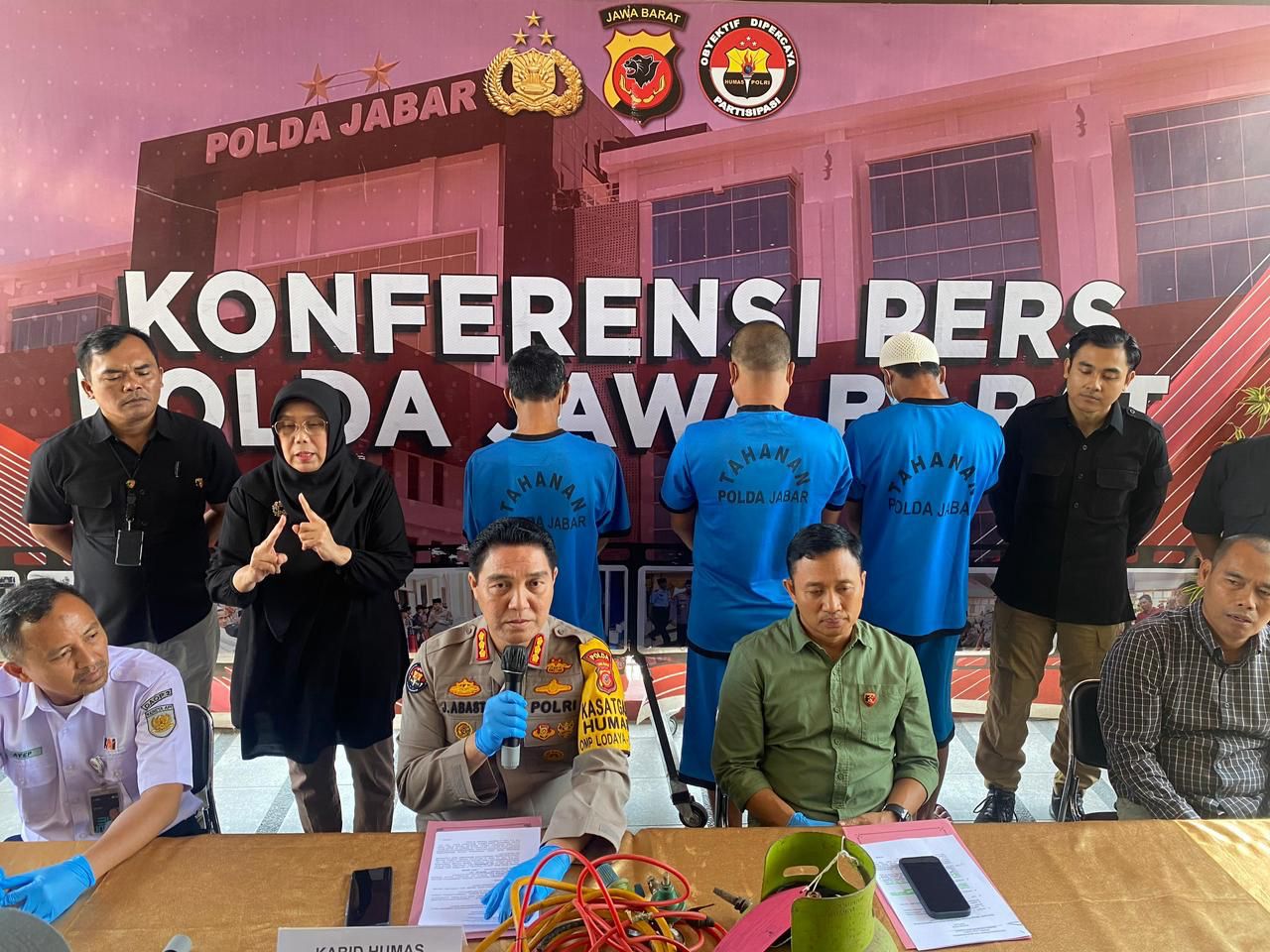 polda jabar tangkap 3 tersangka pencurian besi kai 79909